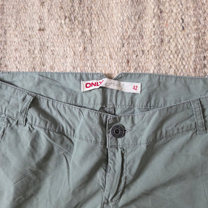 Buckle Capri Trousers